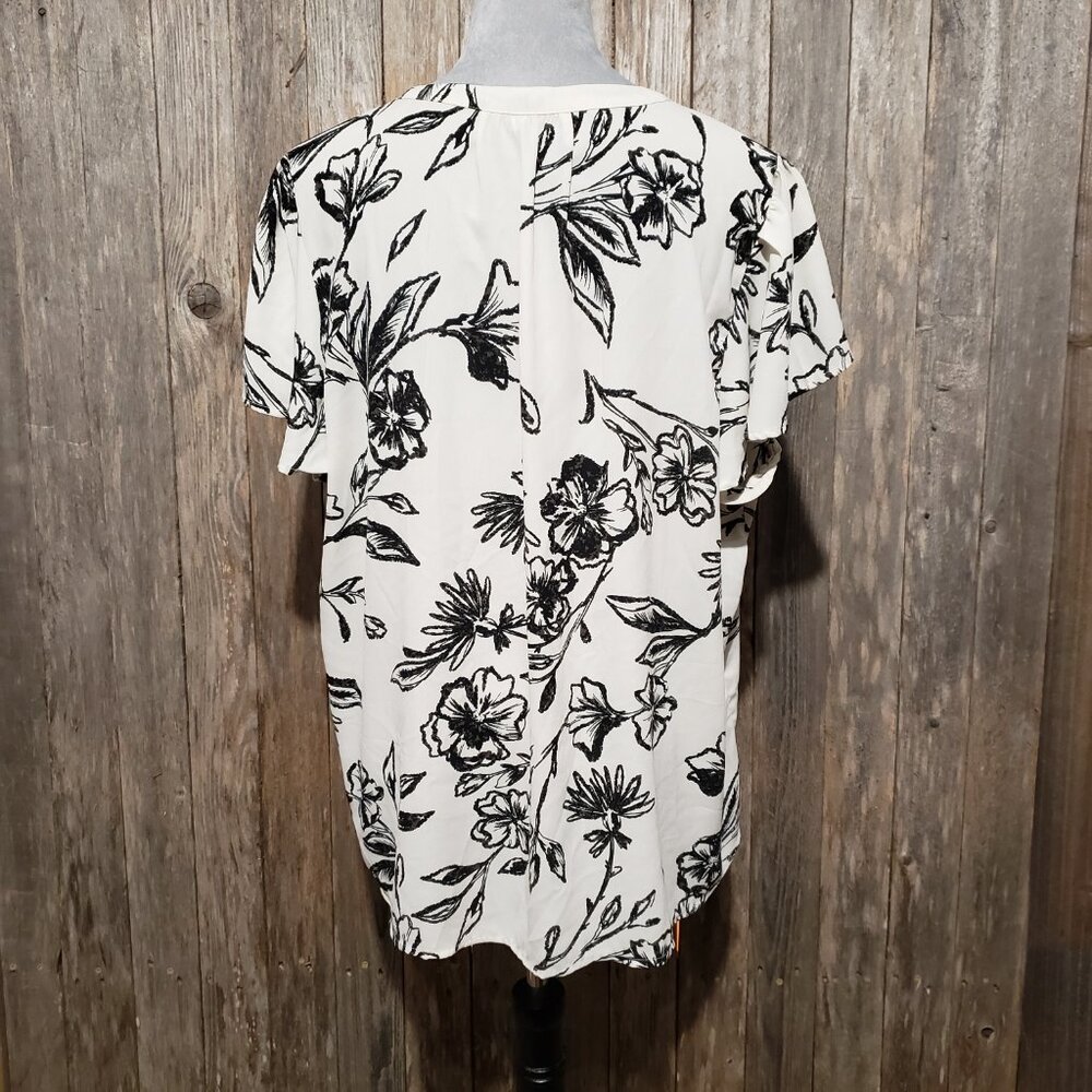 Maurices 1X Top Cream Black Floral Flutter SS V Neck Boho Office Chic Monochrome - Picture 5 of 7